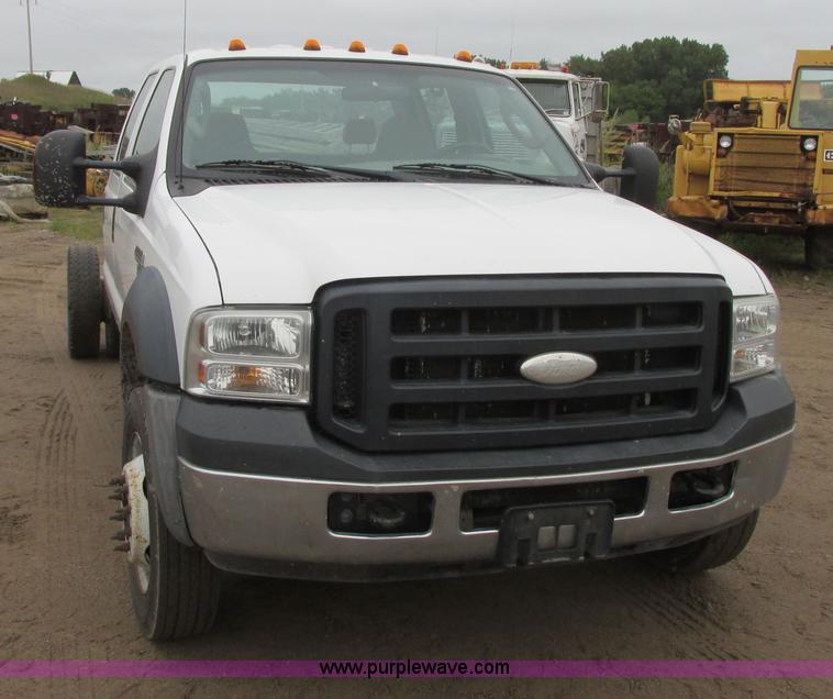 image for item I6137 2006 Ford F450 Super Duty Crew Cab truck cab and chassis
