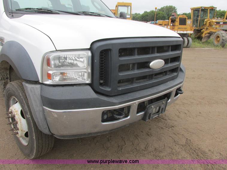 image for item I6137 2006 Ford F450 Super Duty Crew Cab truck cab and chassis