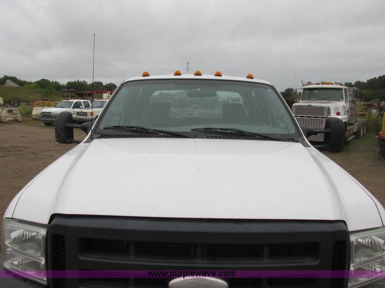 image for item I6137 2006 Ford F450 Super Duty Crew Cab truck cab and chassis