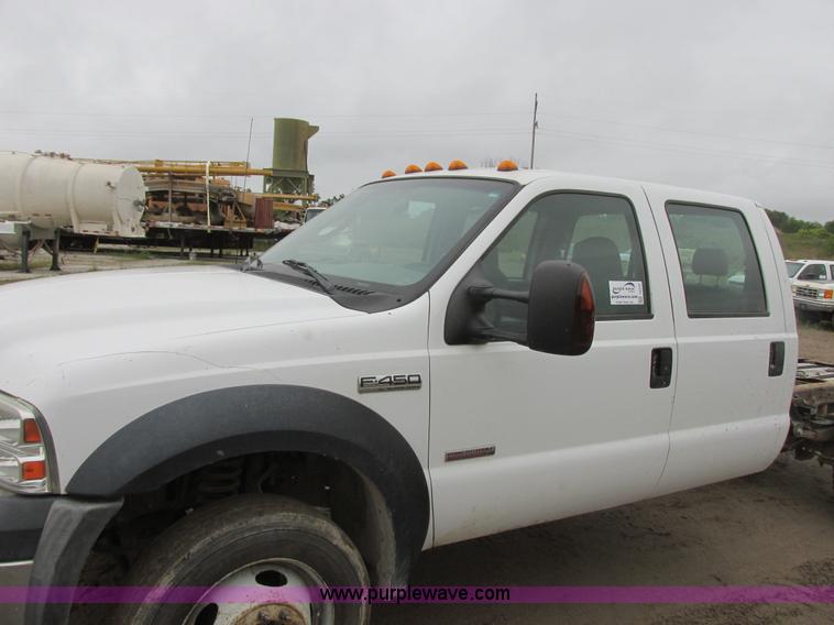 image for item I6137 2006 Ford F450 Super Duty Crew Cab truck cab and chassis