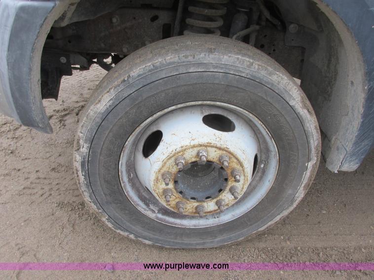 image for item I6137 2006 Ford F450 Super Duty Crew Cab truck cab and chassis