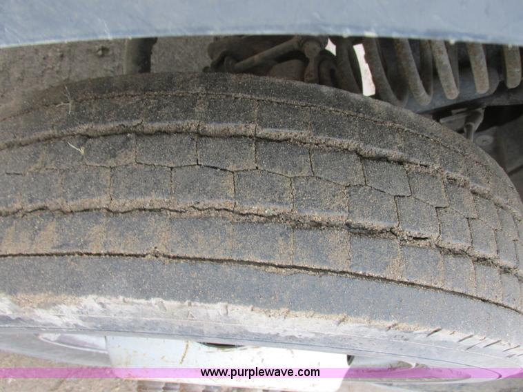 image for item I6137 2006 Ford F450 Super Duty Crew Cab truck cab and chassis