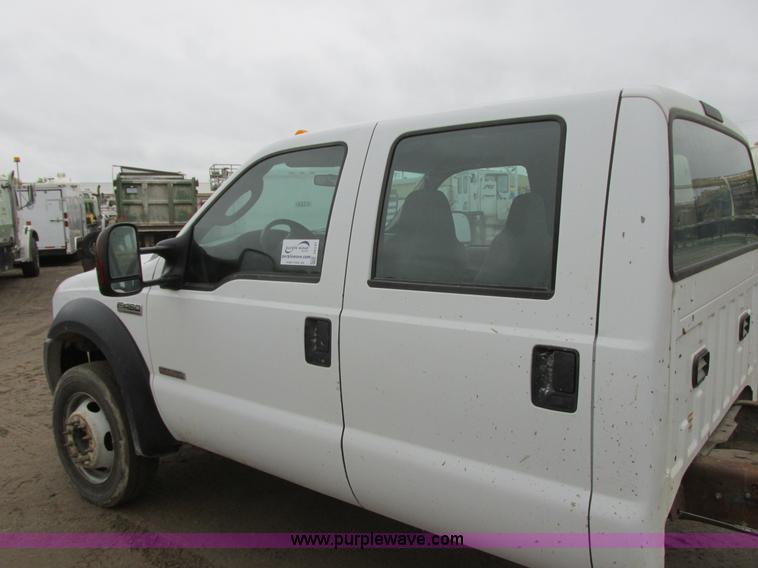 image for item I6137 2006 Ford F450 Super Duty Crew Cab truck cab and chassis