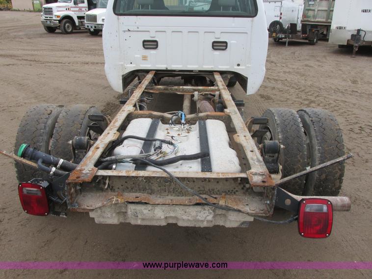image for item I6137 2006 Ford F450 Super Duty Crew Cab truck cab and chassis