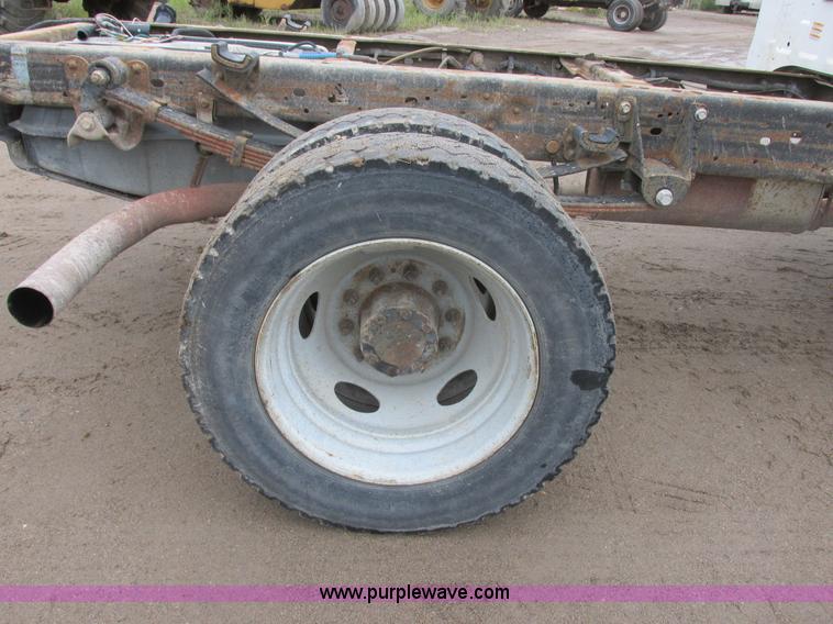 image for item I6137 2006 Ford F450 Super Duty Crew Cab truck cab and chassis