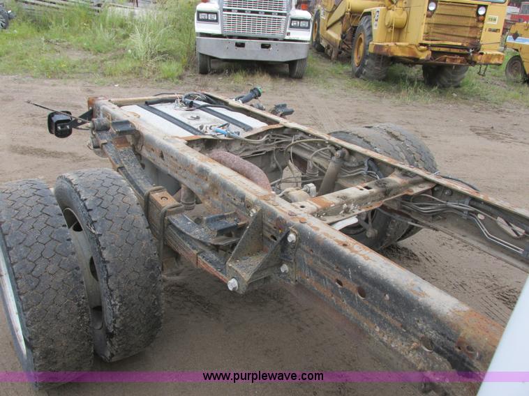 image for item I6137 2006 Ford F450 Super Duty Crew Cab truck cab and chassis