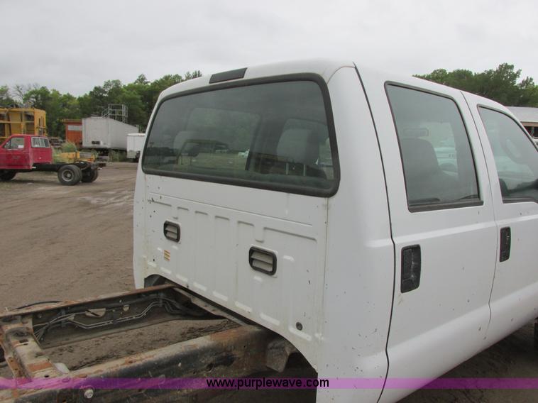 image for item I6137 2006 Ford F450 Super Duty Crew Cab truck cab and chassis