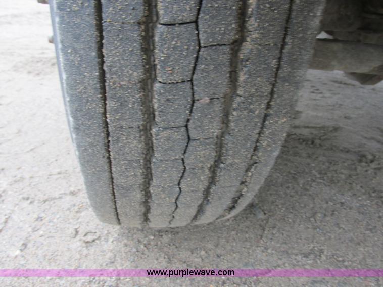 image for item I6137 2006 Ford F450 Super Duty Crew Cab truck cab and chassis