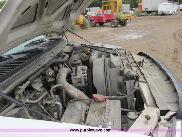 image for item I6137 2006 Ford F450 Super Duty Crew Cab truck cab and chassis