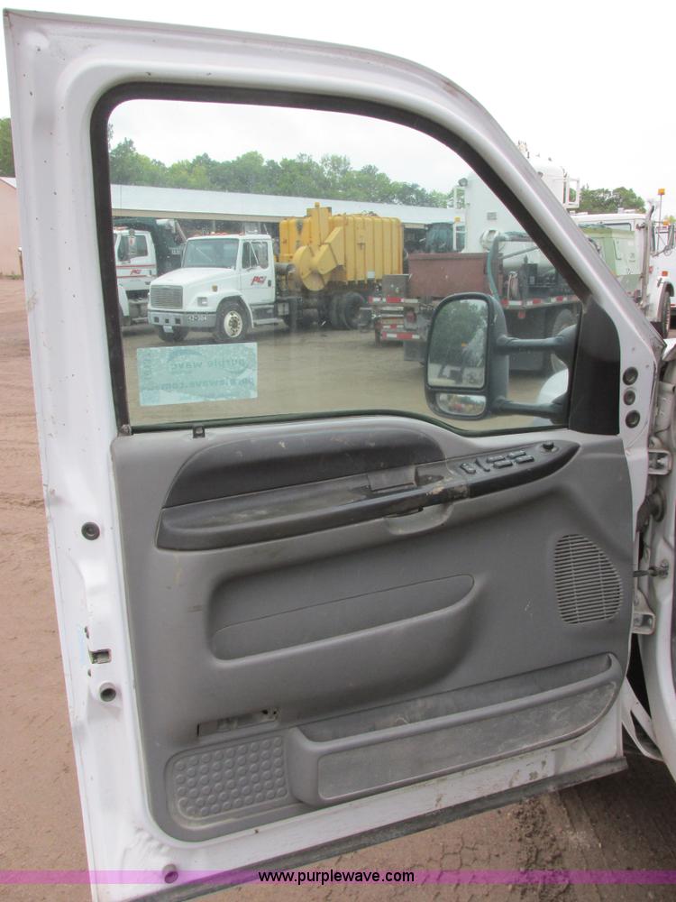 image for item I6137 2006 Ford F450 Super Duty Crew Cab truck cab and chassis