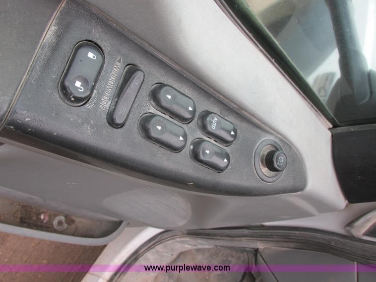 image for item I6137 2006 Ford F450 Super Duty Crew Cab truck cab and chassis