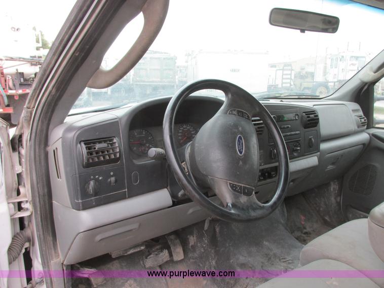 image for item I6137 2006 Ford F450 Super Duty Crew Cab truck cab and chassis