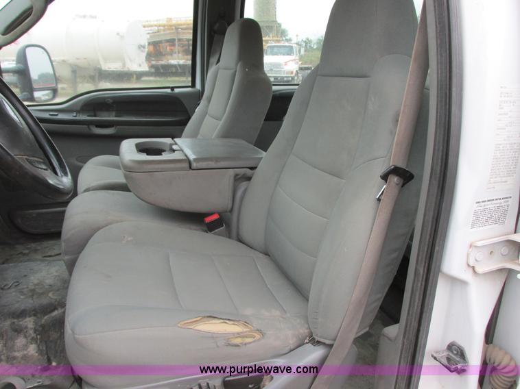 image for item I6137 2006 Ford F450 Super Duty Crew Cab truck cab and chassis