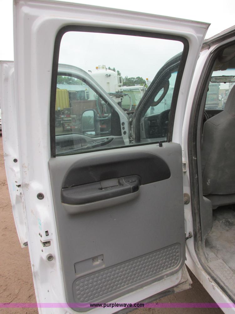 image for item I6137 2006 Ford F450 Super Duty Crew Cab truck cab and chassis