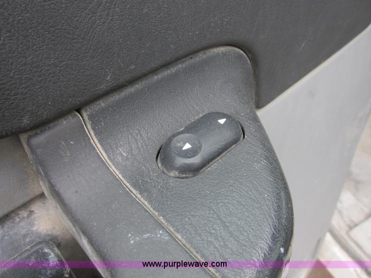 image for item I6137 2006 Ford F450 Super Duty Crew Cab truck cab and chassis