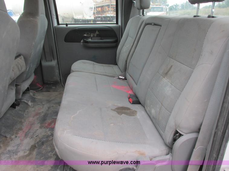 image for item I6137 2006 Ford F450 Super Duty Crew Cab truck cab and chassis