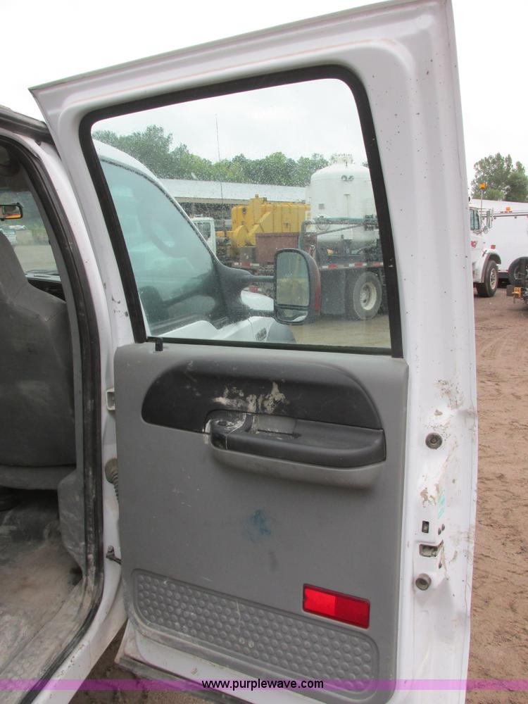 image for item I6137 2006 Ford F450 Super Duty Crew Cab truck cab and chassis