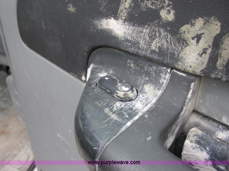 image for item I6137 2006 Ford F450 Super Duty Crew Cab truck cab and chassis