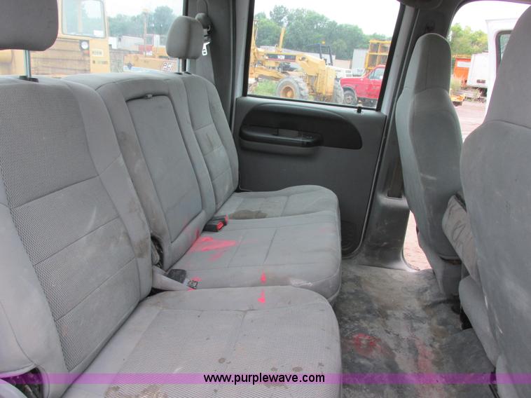 image for item I6137 2006 Ford F450 Super Duty Crew Cab truck cab and chassis