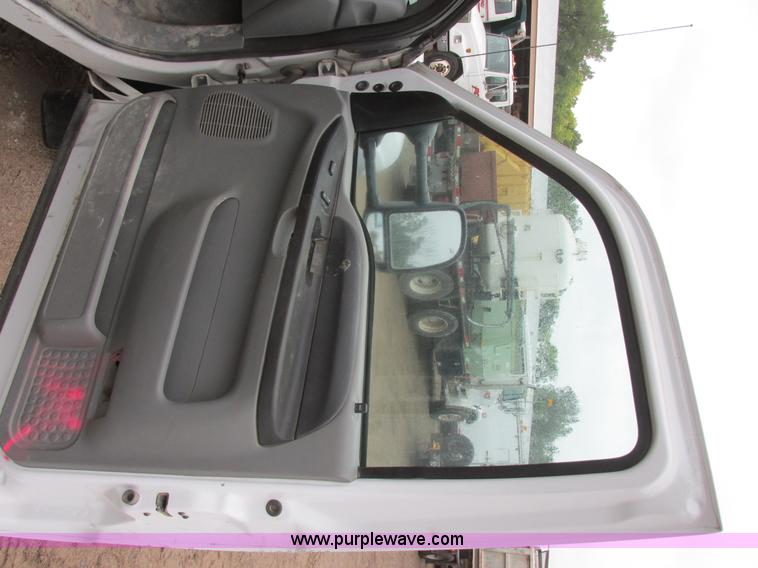 image for item I6137 2006 Ford F450 Super Duty Crew Cab truck cab and chassis