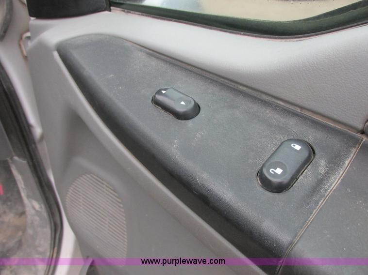 image for item I6137 2006 Ford F450 Super Duty Crew Cab truck cab and chassis