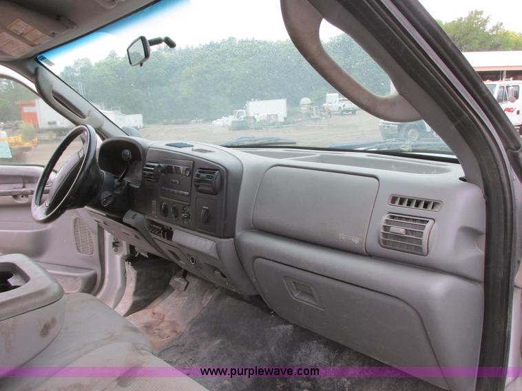 image for item I6137 2006 Ford F450 Super Duty Crew Cab truck cab and chassis