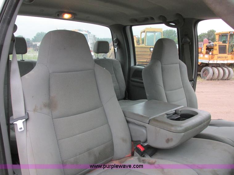 image for item I6137 2006 Ford F450 Super Duty Crew Cab truck cab and chassis