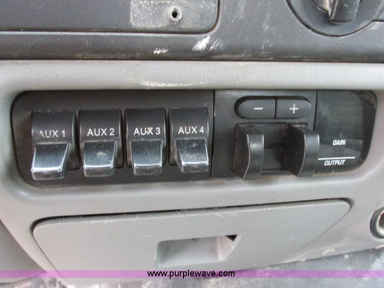 image for item I6137 2006 Ford F450 Super Duty Crew Cab truck cab and chassis