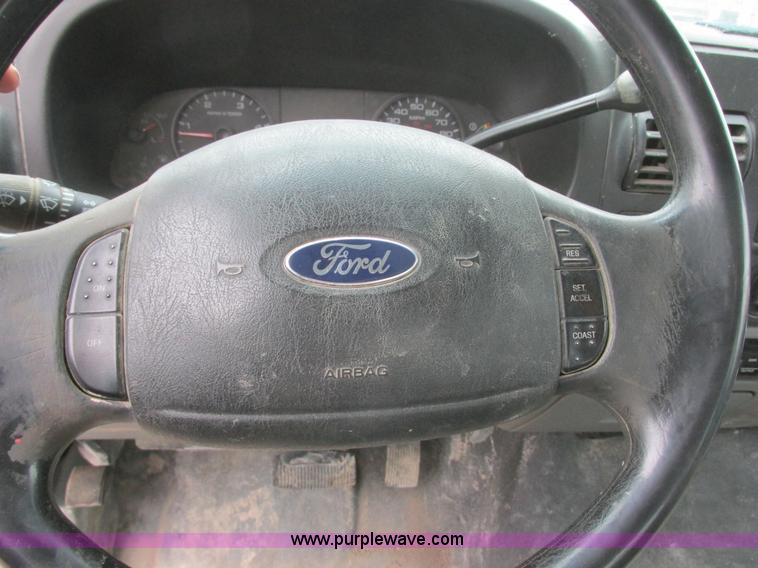 image for item I6137 2006 Ford F450 Super Duty Crew Cab truck cab and chassis