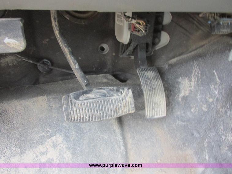 image for item I6137 2006 Ford F450 Super Duty Crew Cab truck cab and chassis