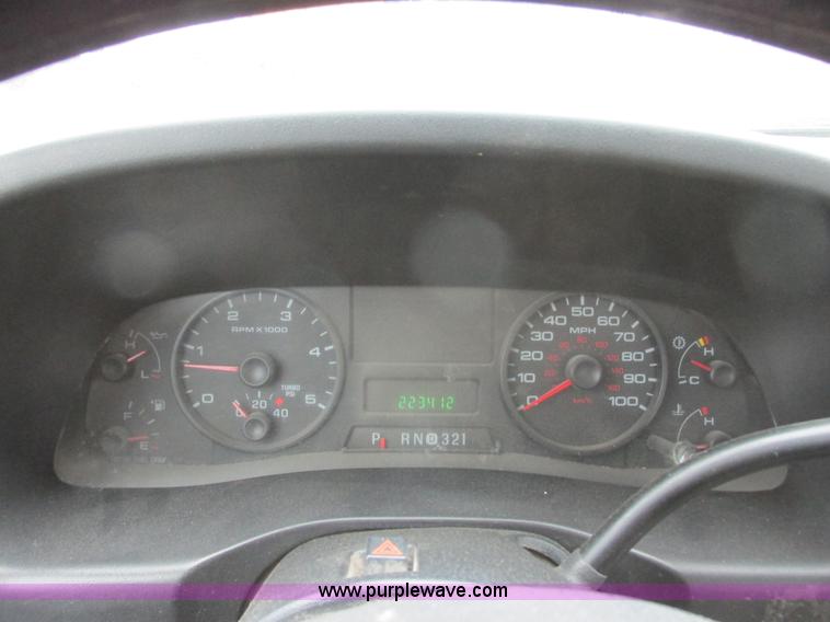 image for item I6137 2006 Ford F450 Super Duty Crew Cab truck cab and chassis