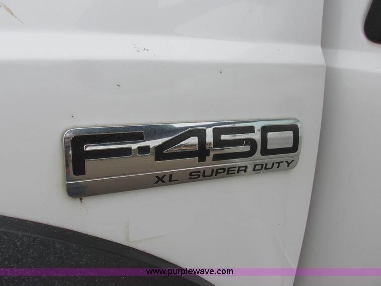 image for item I6137 2006 Ford F450 Super Duty Crew Cab truck cab and chassis