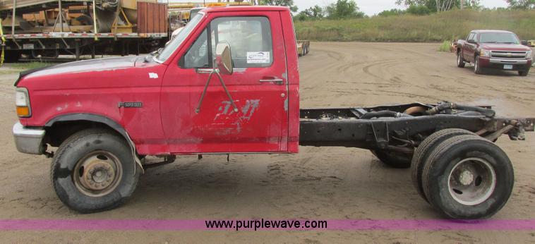 image for item I6140 1992 Ford F450 Super Duty truck cab and chassis
