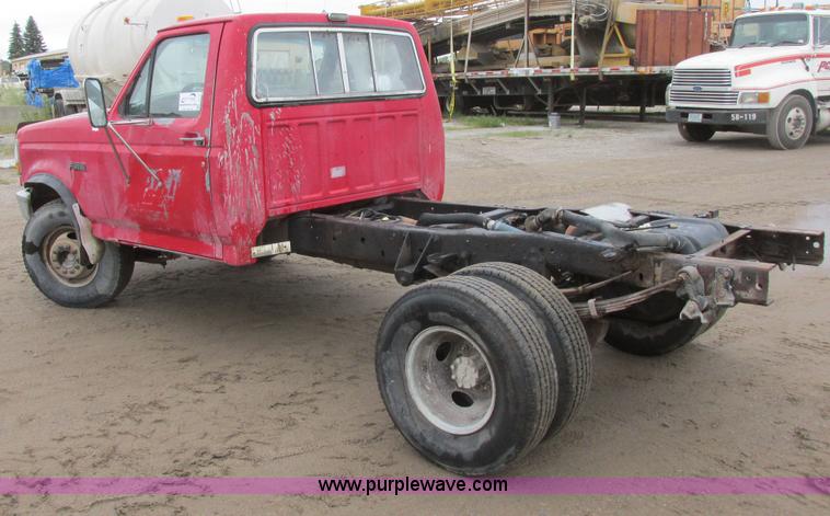 image for item I6140 1992 Ford F450 Super Duty truck cab and chassis