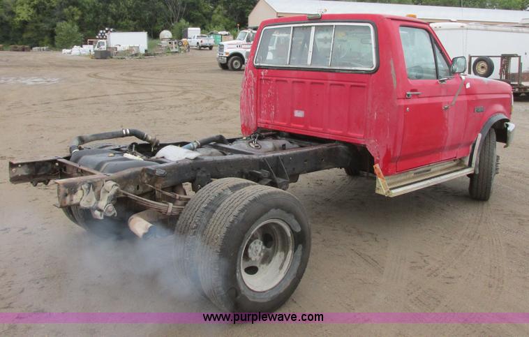 image for item I6140 1992 Ford F450 Super Duty truck cab and chassis