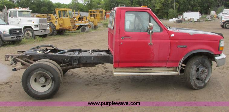 image for item I6140 1992 Ford F450 Super Duty truck cab and chassis