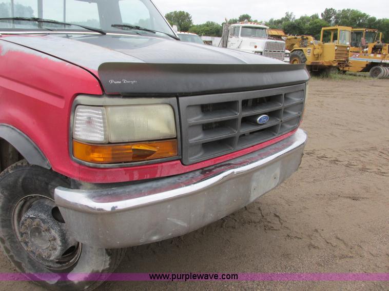 image for item I6140 1992 Ford F450 Super Duty truck cab and chassis