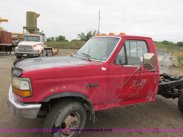 image for item I6140 1992 Ford F450 Super Duty truck cab and chassis