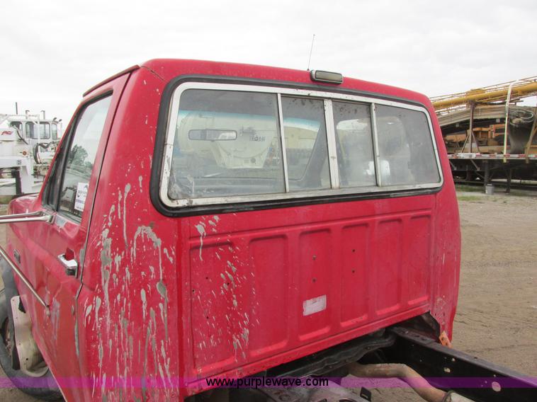 image for item I6140 1992 Ford F450 Super Duty truck cab and chassis