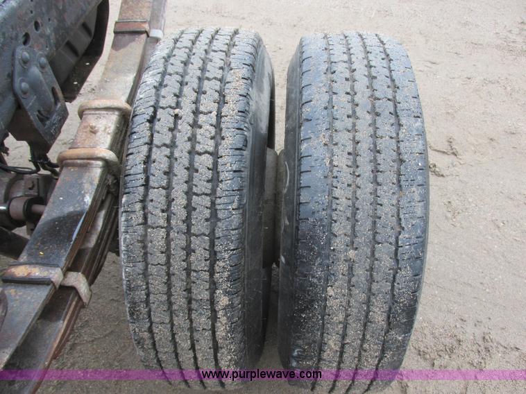 image for item I6140 1992 Ford F450 Super Duty truck cab and chassis