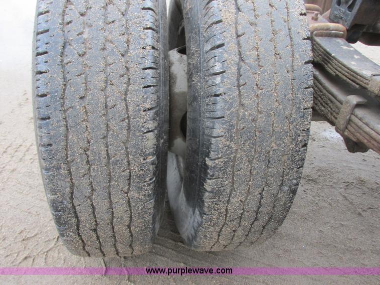 image for item I6140 1992 Ford F450 Super Duty truck cab and chassis