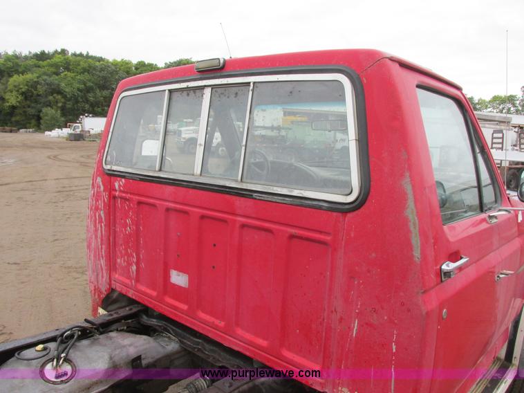 image for item I6140 1992 Ford F450 Super Duty truck cab and chassis