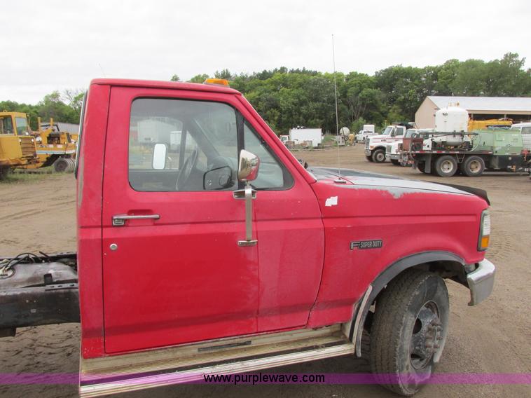 image for item I6140 1992 Ford F450 Super Duty truck cab and chassis