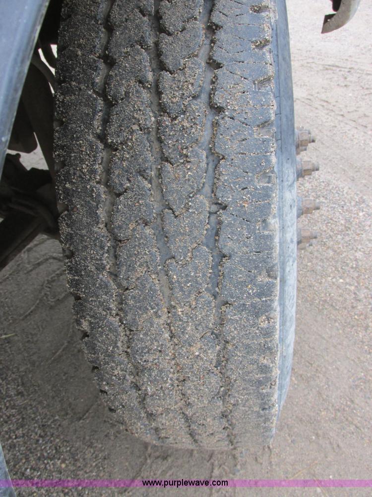 image for item I6140 1992 Ford F450 Super Duty truck cab and chassis