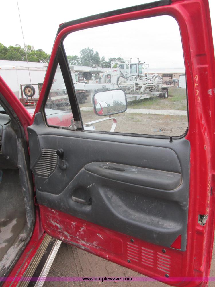 image for item I6140 1992 Ford F450 Super Duty truck cab and chassis