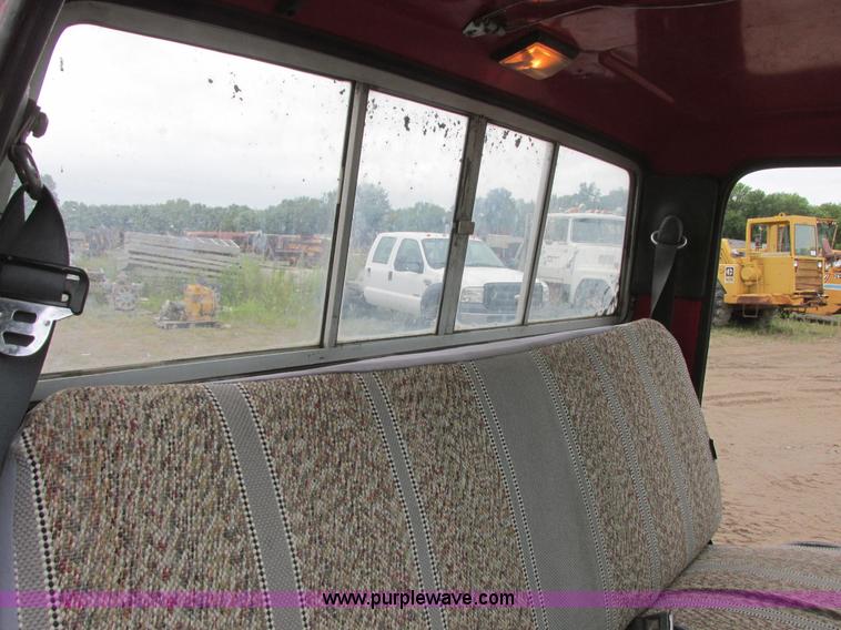 image for item I6140 1992 Ford F450 Super Duty truck cab and chassis