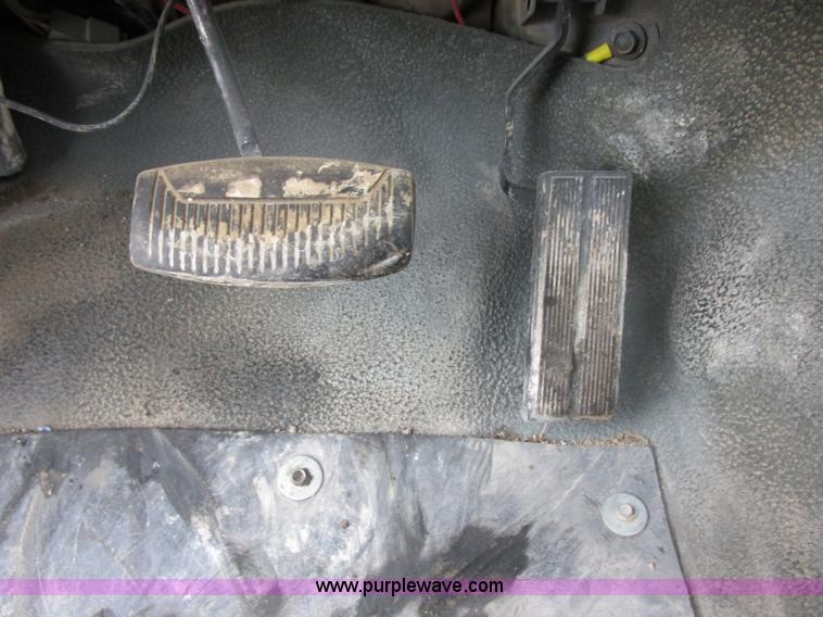 image for item I6140 1992 Ford F450 Super Duty truck cab and chassis