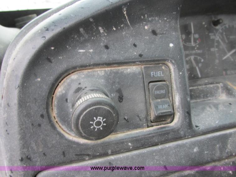 image for item I6140 1992 Ford F450 Super Duty truck cab and chassis