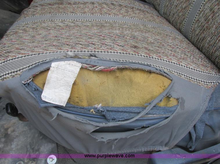 image for item I6140 1992 Ford F450 Super Duty truck cab and chassis