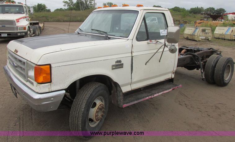 image for item I6141 1990 Ford F450 Super Duty truck cab and chassis